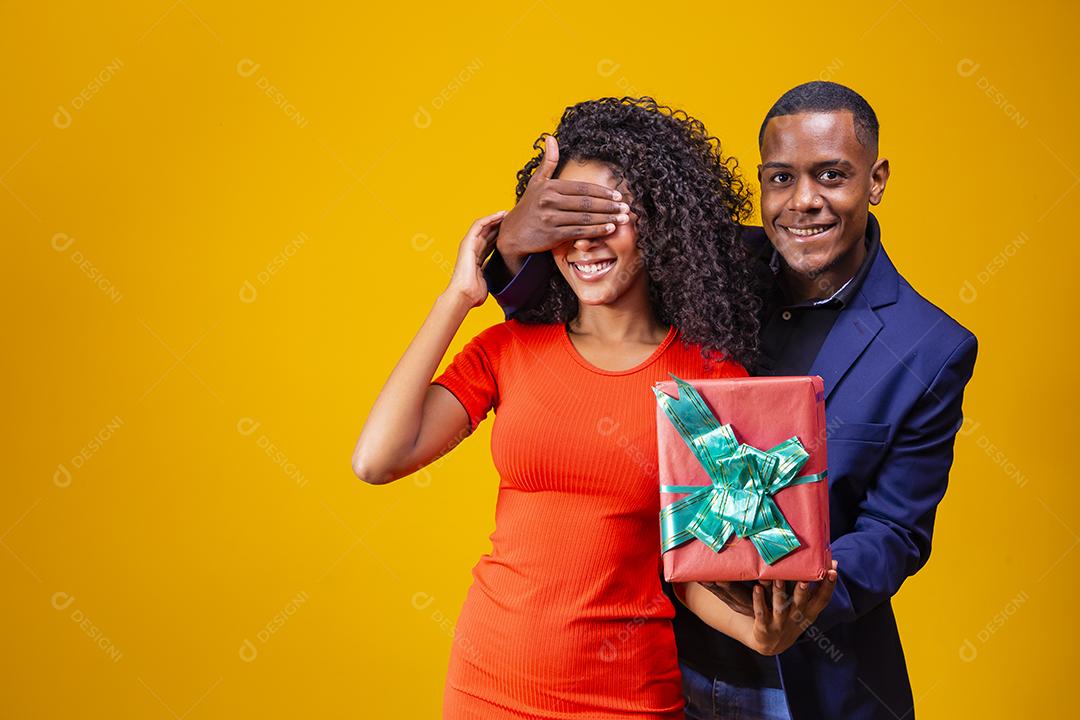 Namorada com os olhos fechados. Namorado jogando cobre os olhos da namorada para surpresa. Dia dos namorados