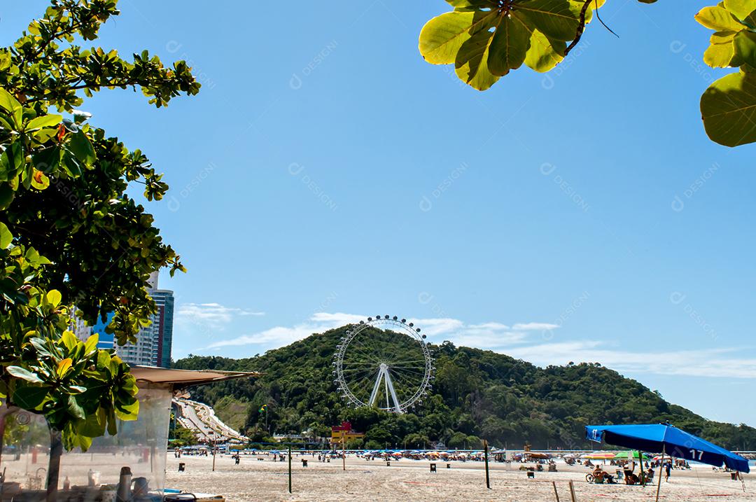 Linda vista da praia e Roda Gigante de Balneário Camboriú-Brasil