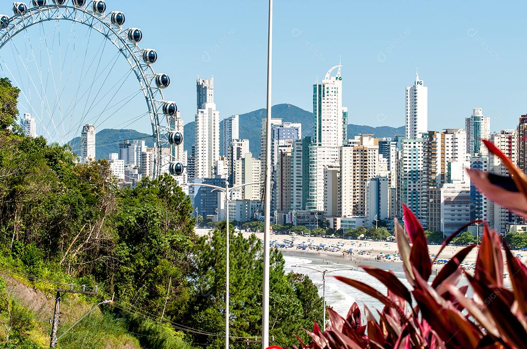 Roda Gigante e a cidade de Balneário Camboriú-Brasil, praia turística