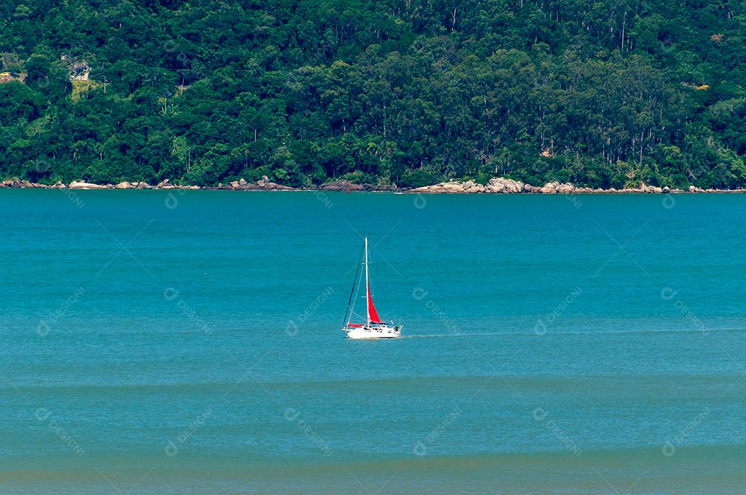 Barco navegando no mar azul de Balneário Camboriú Brasil