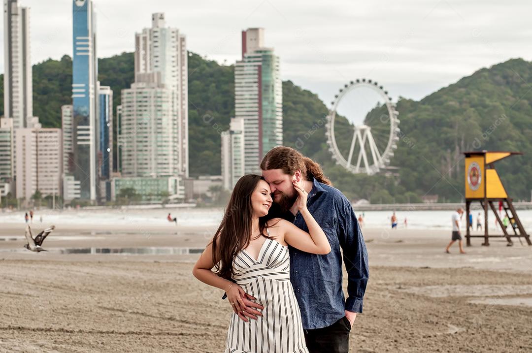 Casal apaixonado na praia de Balneário Camboriú-Brasil.