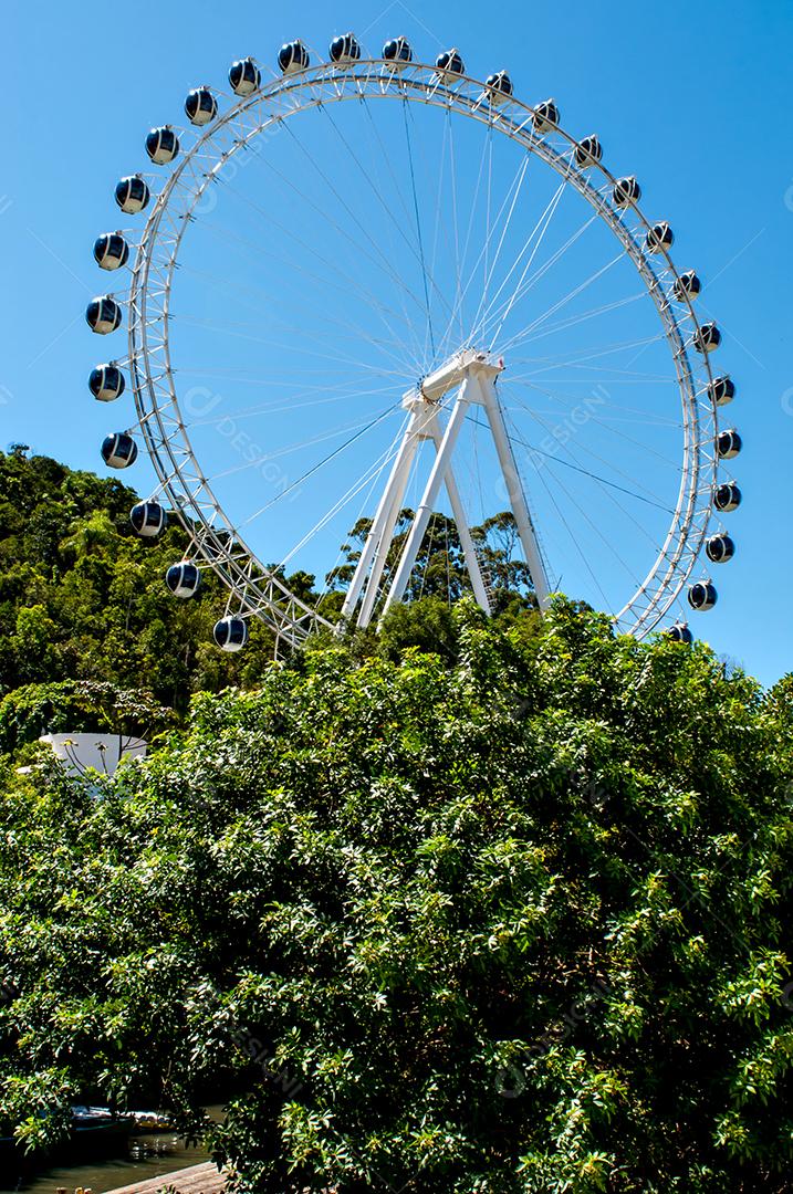 Ponto turístico da roda gigante em Balneário Camboriú-Brasil, roda gigante