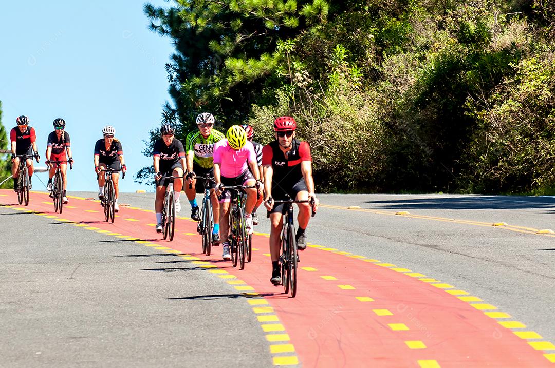 Grupo de ciclistas brasileiros em uma ciclovia