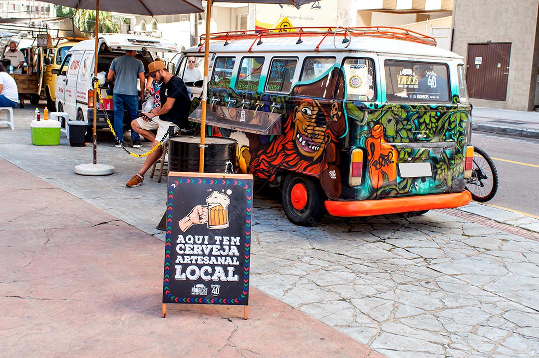Cervejaria caseira no carro na rua em Balneário Camboriú Brasil, cerveja artesanal local