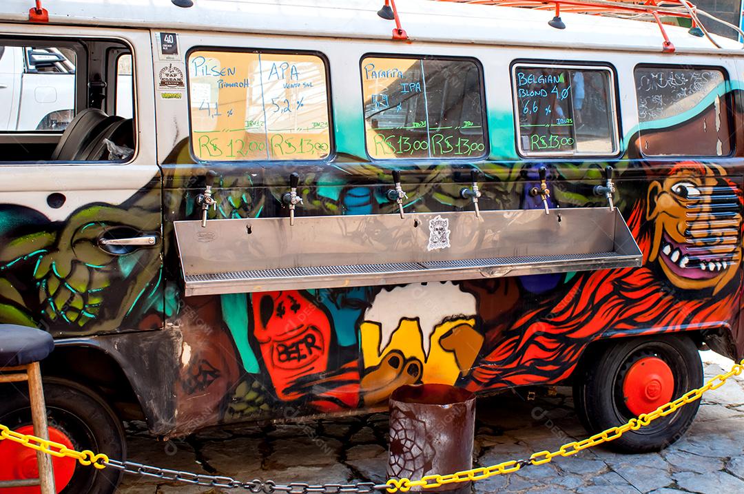 Cervejaria caseira no carro na rua em Balneário Camboriú Brasil, cerveja artesanal local