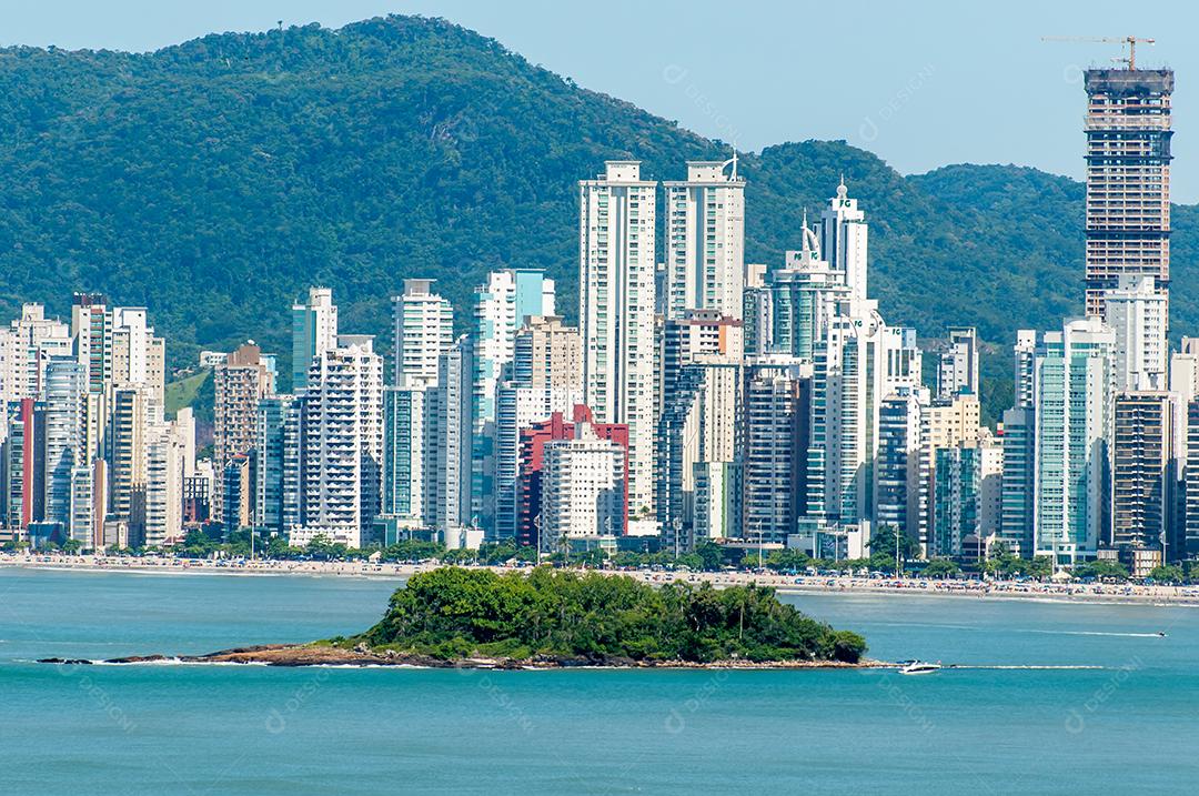 Ilha das Cabras em Balneário Camboriú Brasil com cidade ao fundo