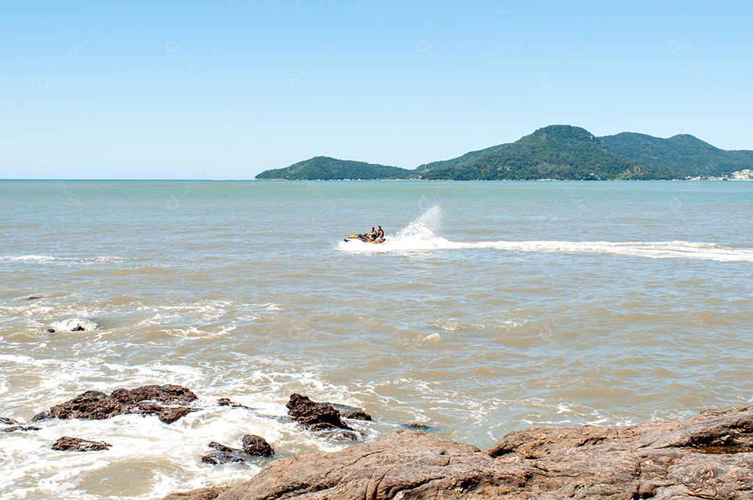 Jovens de Jet Ski no mar de Balneário Camboriú-Brasil