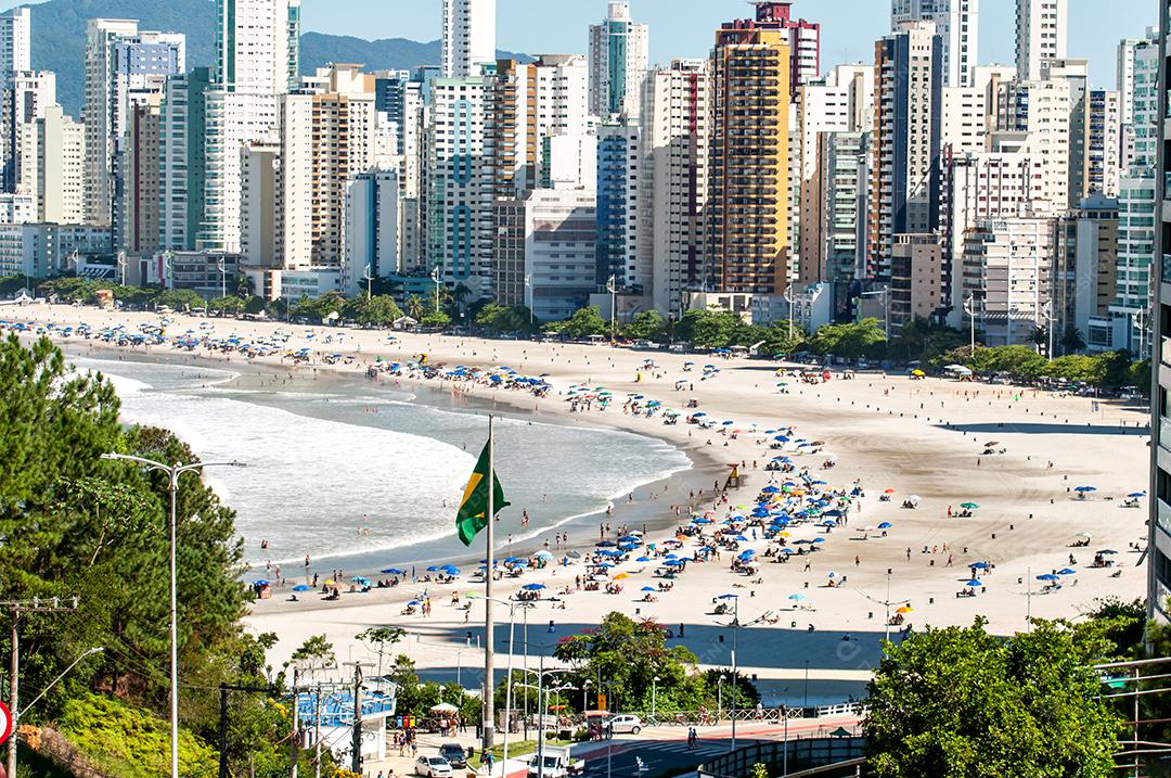 praia turística e cidade de Balneário Camboriú-Brasil.