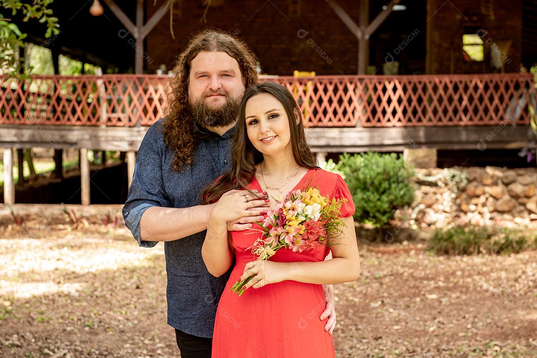 Casal apaixonado em uma casa de campo