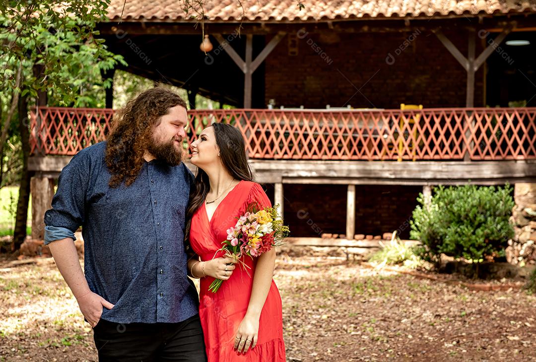 Casal apaixonado em uma casa de campo