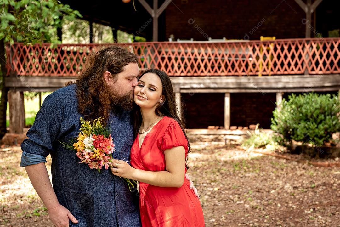 Casal apaixonado em uma casa de campo