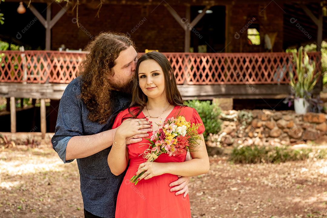 Casal apaixonado em uma casa de campo