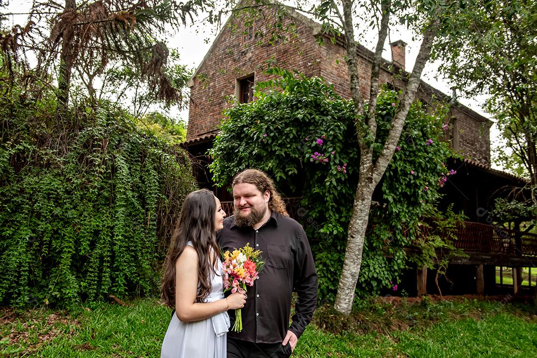 Casal apaixonado no jardim da casa de campo