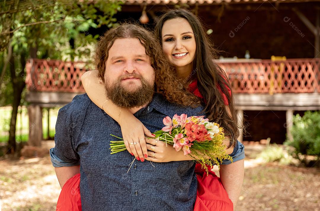 Casal apaixonado no jardim da casa de campo