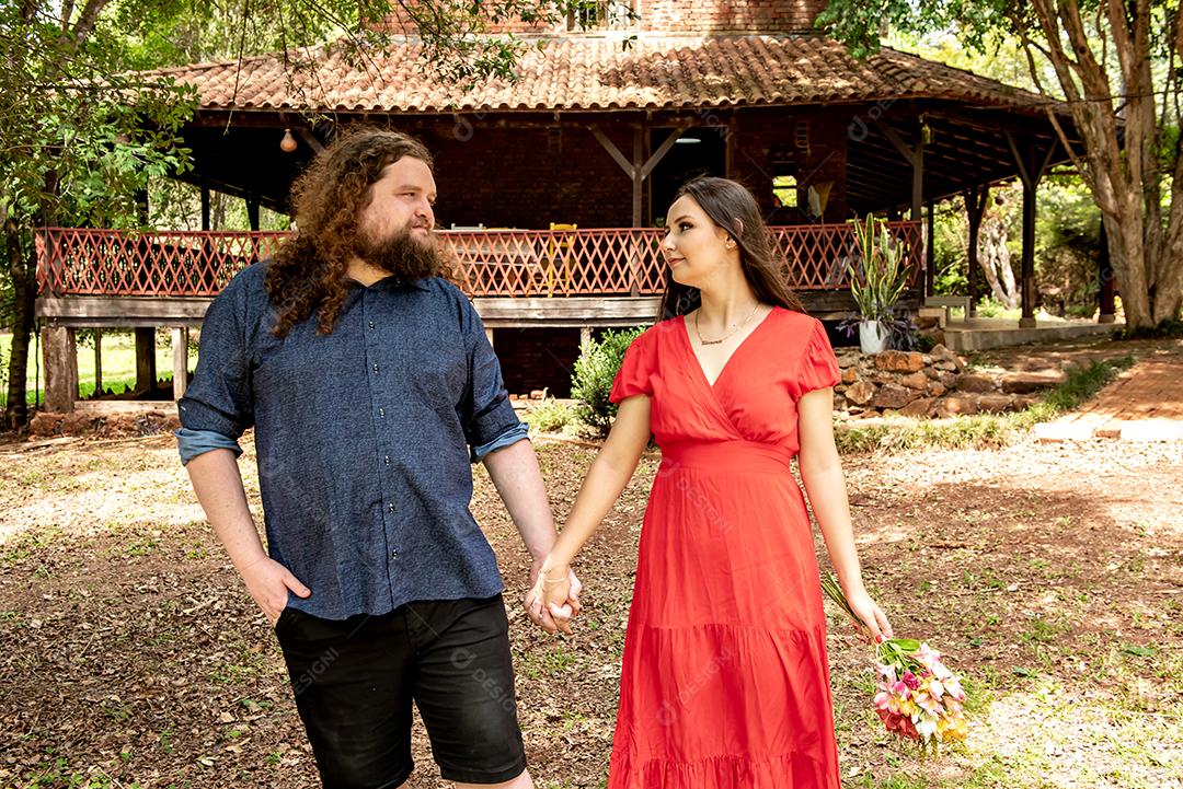 Casal apaixonado no jardim da casa de campo