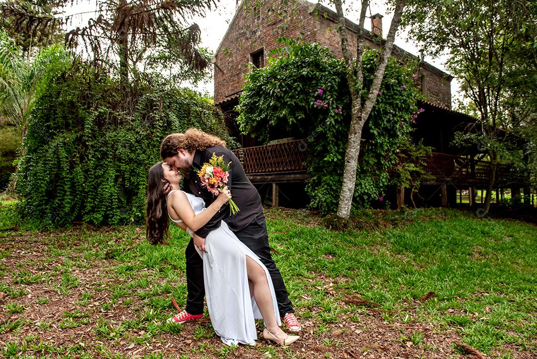 Casal apaixonado no jardim da casa de campo