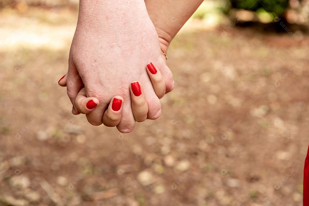 Casal apaixonado de mãos dadas em uma casa de campo