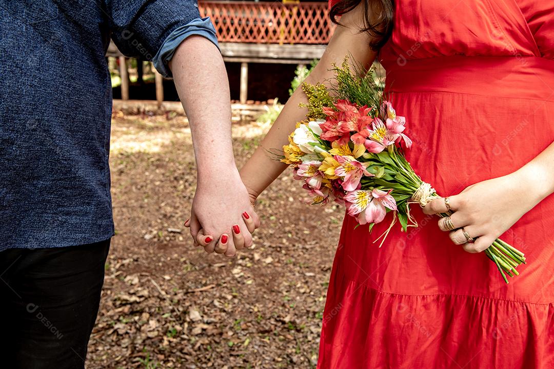 Casal apaixonado de mãos dadas em uma casa de campo