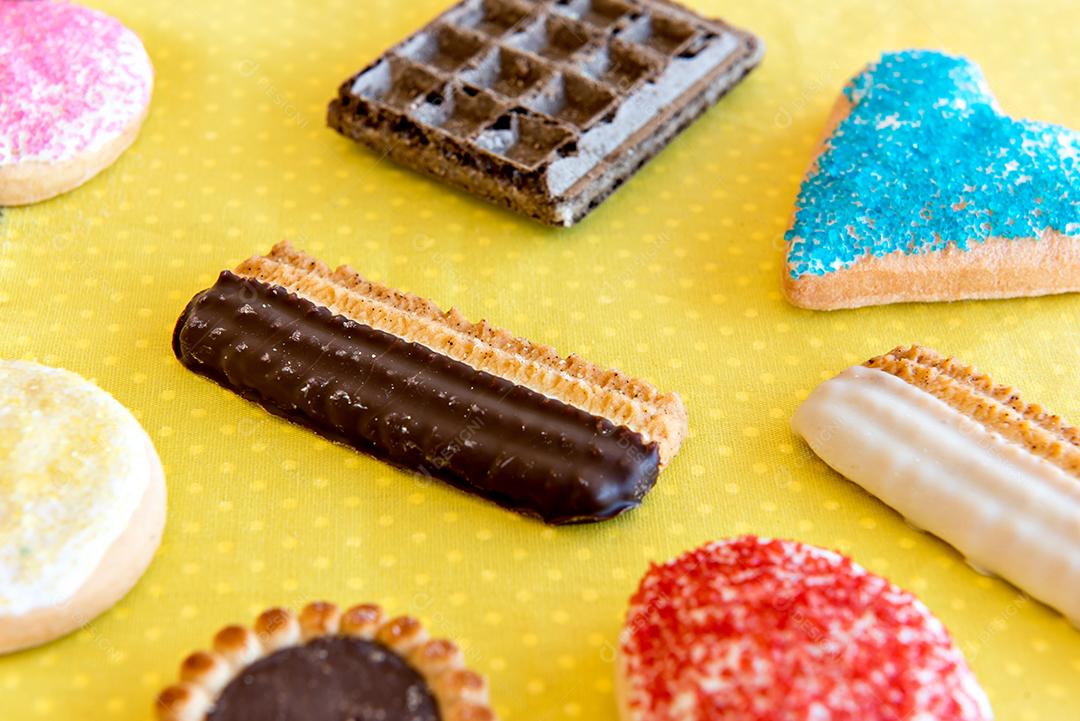 bolacha, biscoitos e biscoitos em fundo amarelo