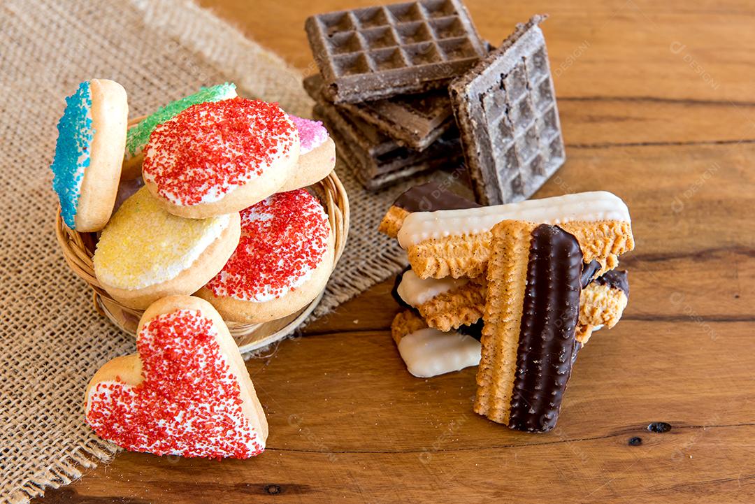 Biscoitos e biscoitos, recheados e caseiros.