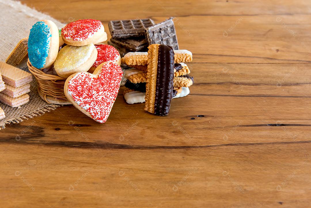 Biscoitos e biscoitos, recheados e caseiros.