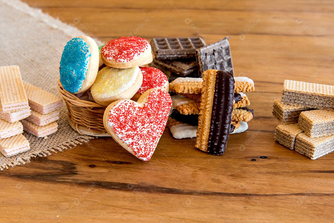 Biscoitos e biscoitos, recheados e caseiros.