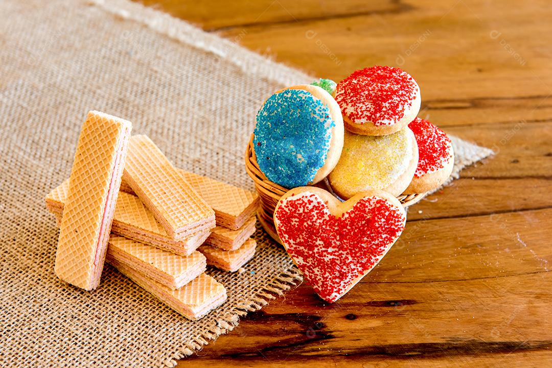 Biscoitos e biscoitos, recheados e caseiros.