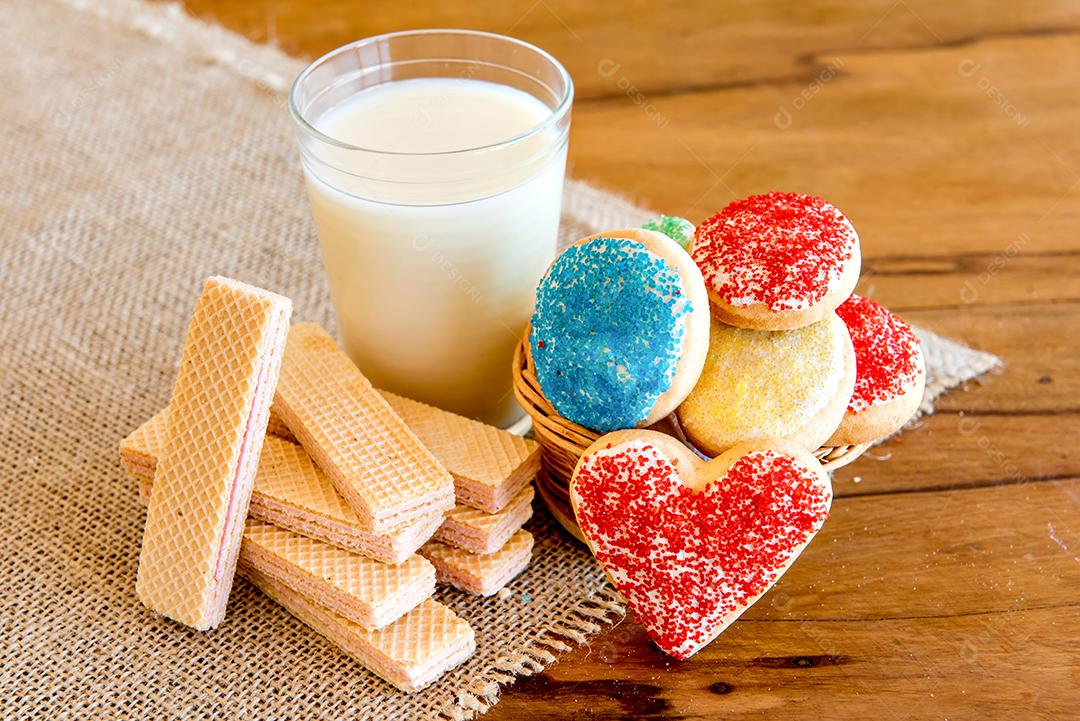 Biscoitos e biscoitos, recheados e caseiros.