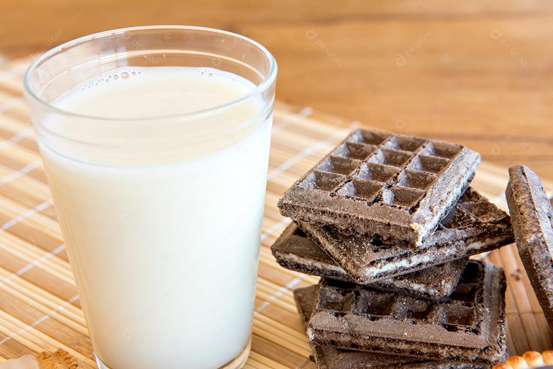 copo de biscoitos de leite e chocolate.