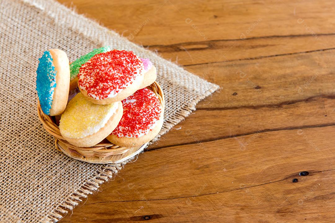 Biscoitos caseiros em forma de coração e biscoitos redondos.