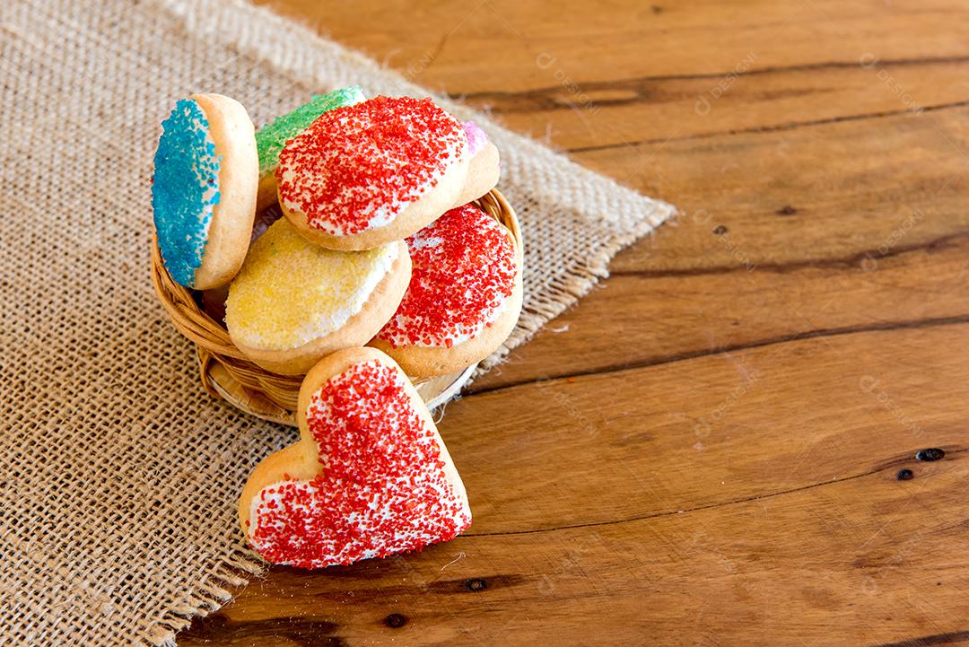 Biscoitos caseiros em forma de coração e biscoitos redondos