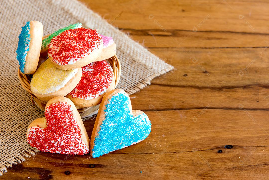 Biscoitos caseiros em forma de coração e biscoitos redondos
