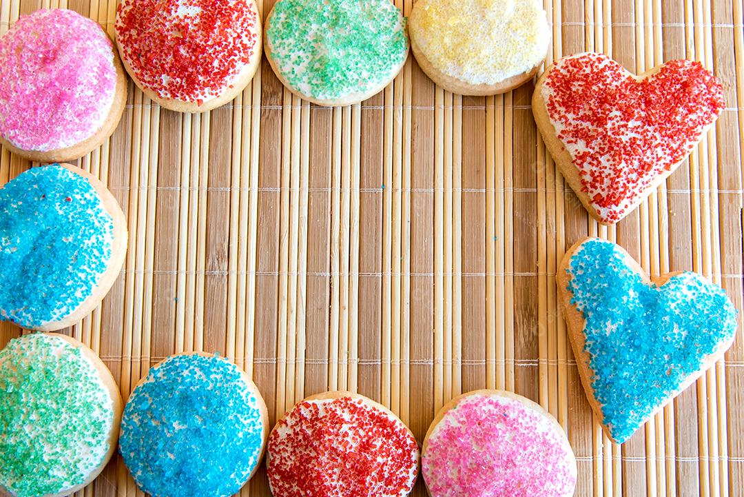 Biscoitos caseiros em forma de coração e biscoitos redondos