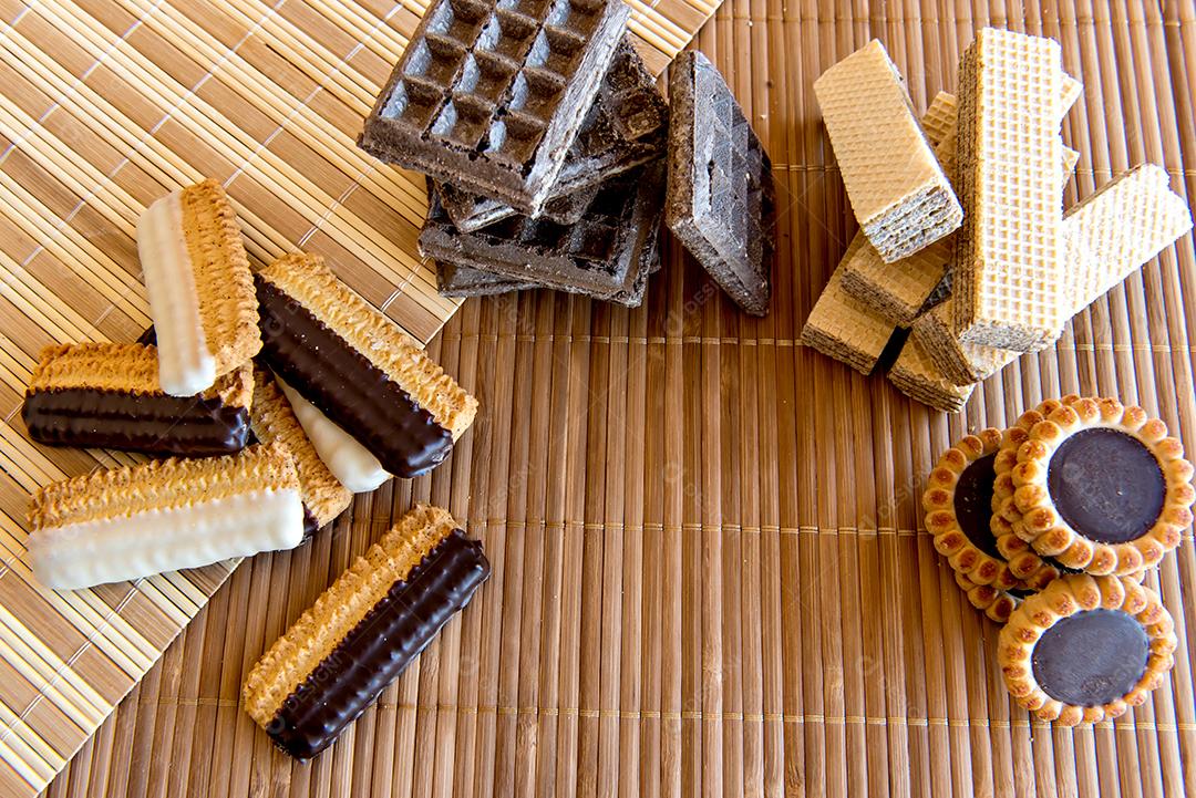 Vários tipos de biscoitos e biscoitos, recheados e caseiros