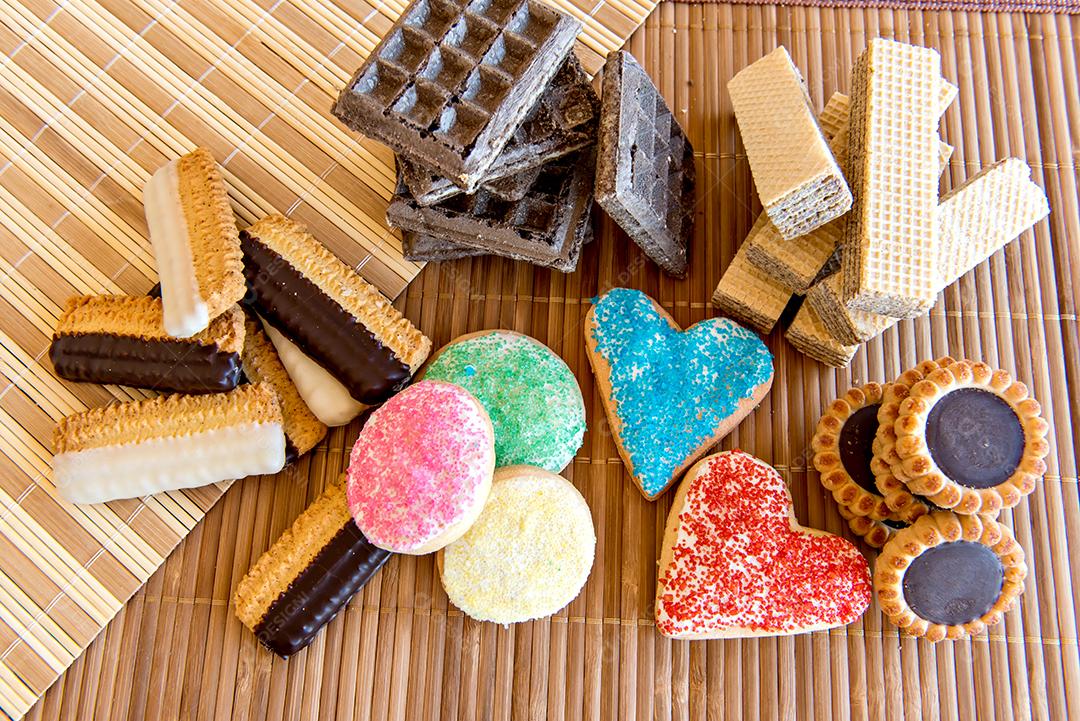 Vários tipos de biscoitos e biscoitos, recheados e  caseiros