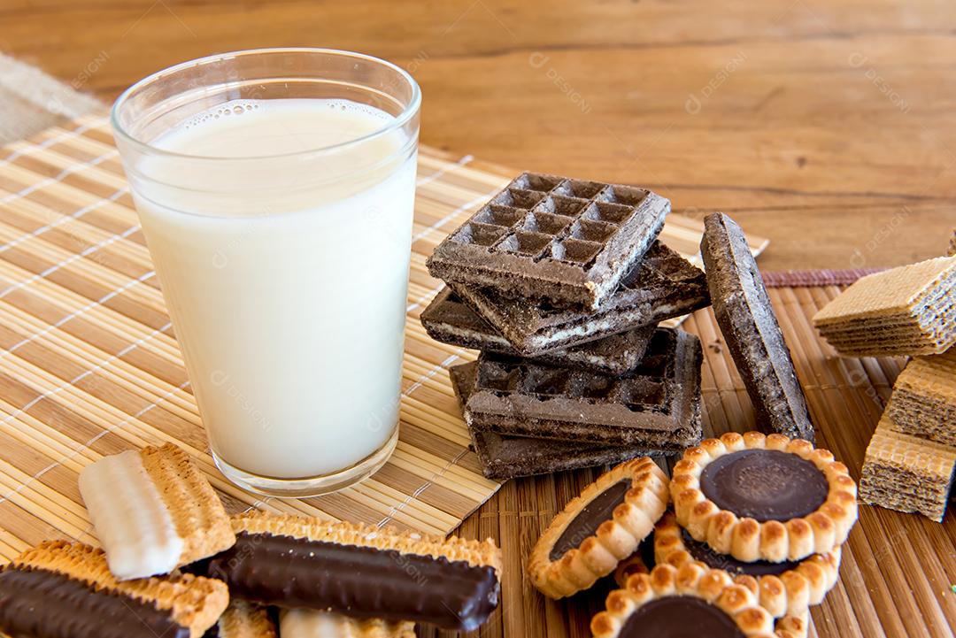 Vários tipos de biscoitos e biscoitos, recheados e caseiros com copo de leite