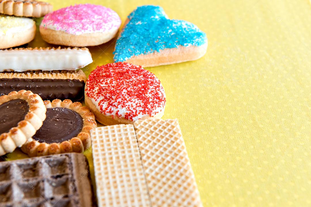 Bolacha biscoitos e biscoitos em fundo amarelo