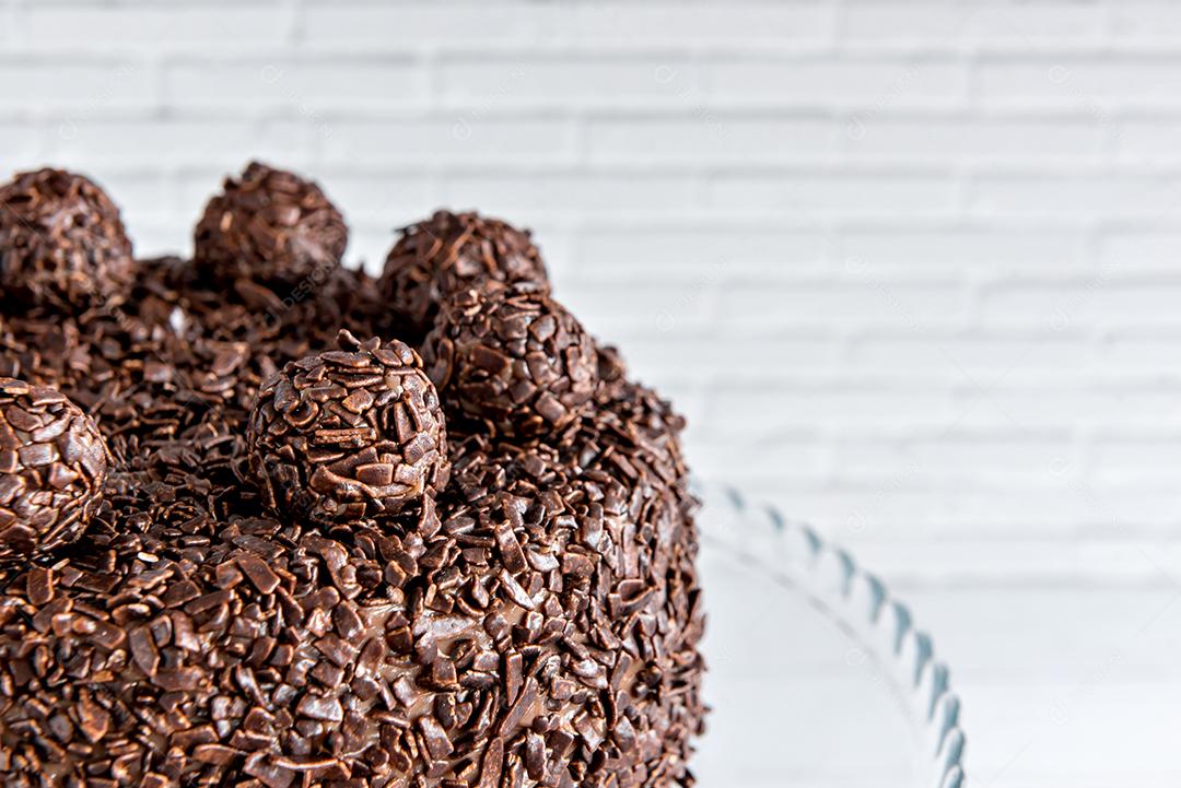 Delicioso bolo de chocolate com grãos de brigadeiro