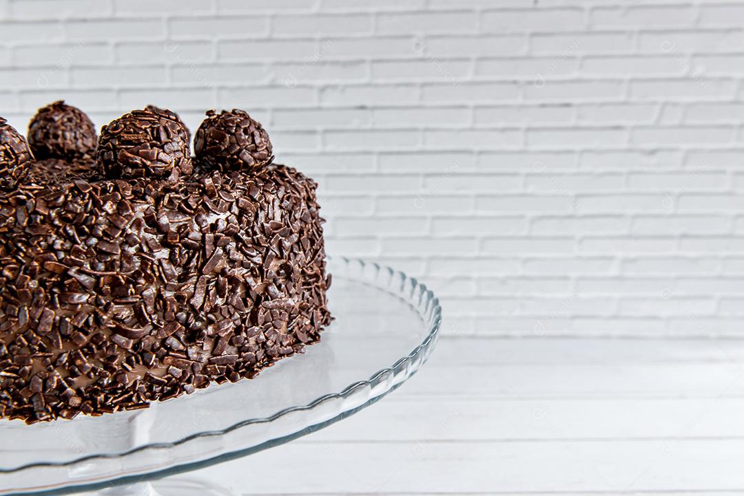 Bolo de chocolate com grãos de brigadeiro, deliciosa sobremesa