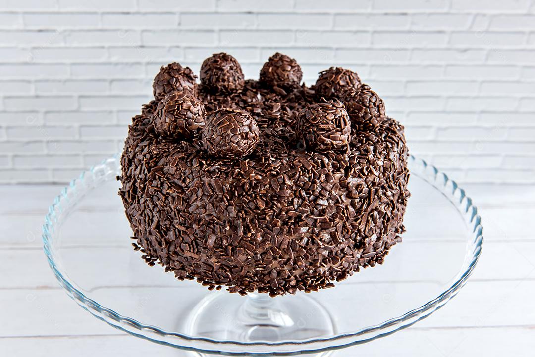 Bolo de chocolate com grânulos de brigadeiro, deliciosa sobremesa em um fundo branco