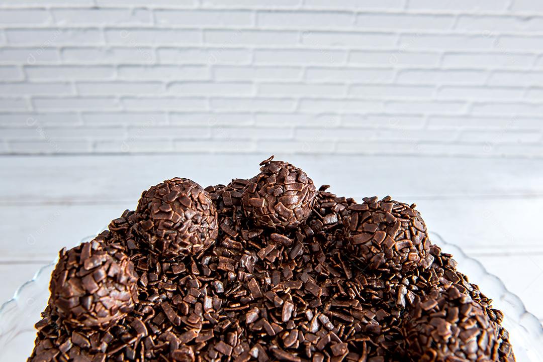 Bolo de chocolate com granulado de brigadeiro, deliciosa sobremesa