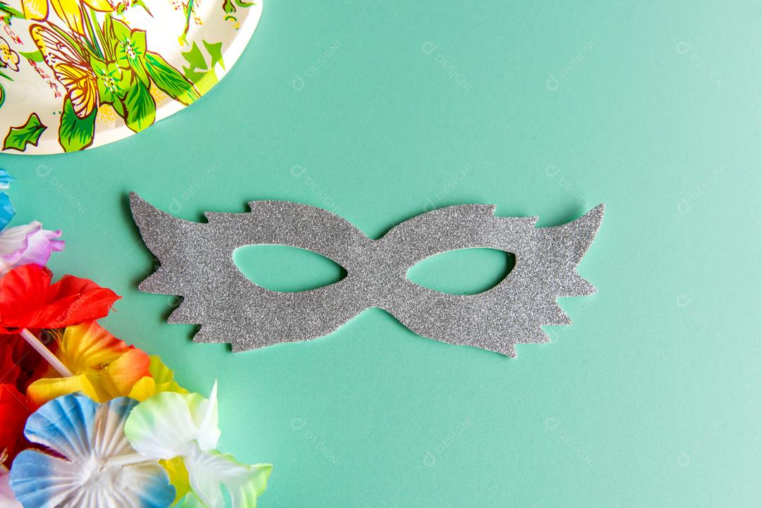 Máscara de carnaval Prata sobre fundo verde carnaval brasileiro