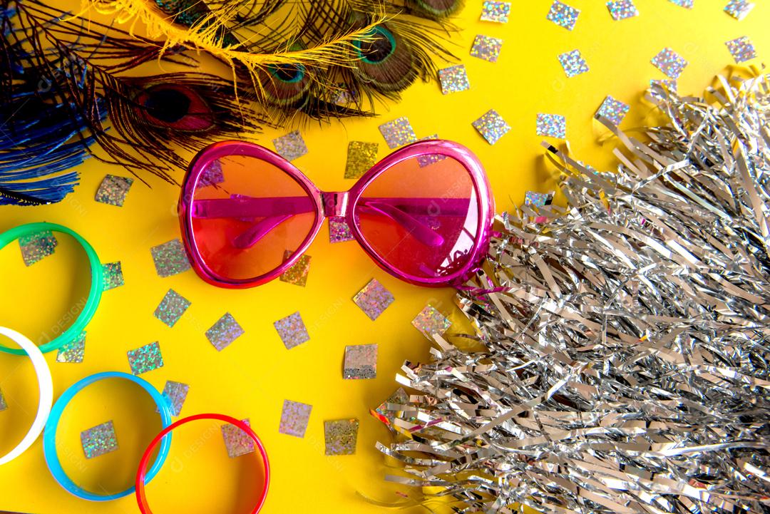Conceito de carnaval brasileiro óculos rosa e penas e Flores sobre fundo Amarelo festas carnaval colorido cultura brasileiraa