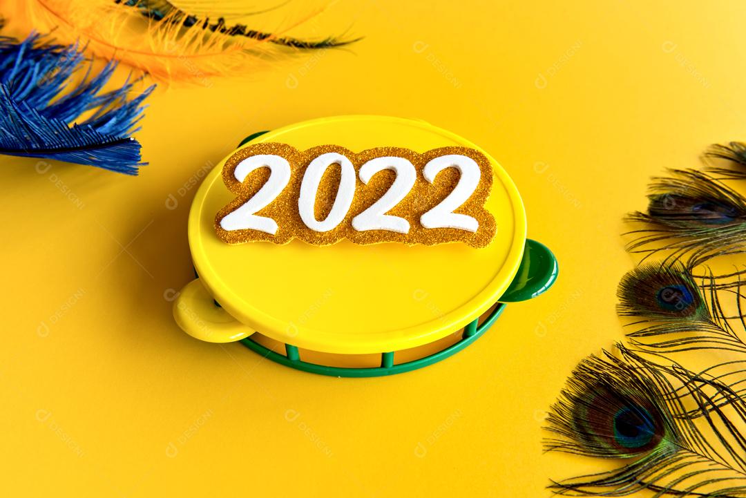 Pandeiro Amarelo de carnaval sobre fundo Amarelo Com Confetes carnaval brasileiro