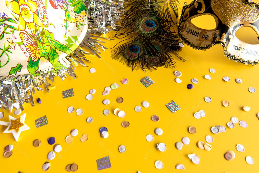 Máscara de carnaval Dourada Penas e Chapéu sobre fundo Amarelo carnaval brasileiro