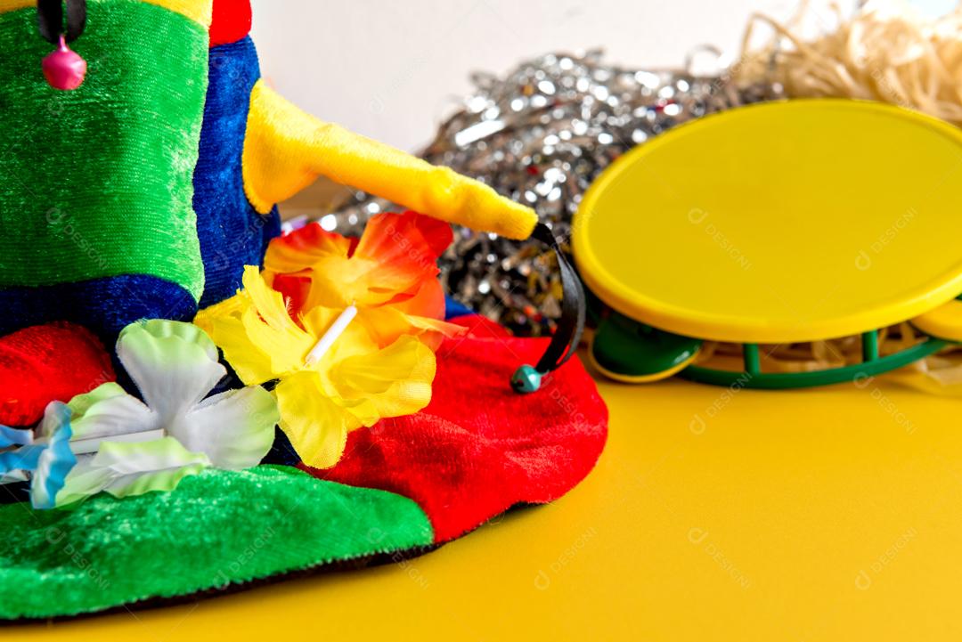 Pandeiro de carnaval e Chapéu sobre fundo Amarelo carnaval brasileiro