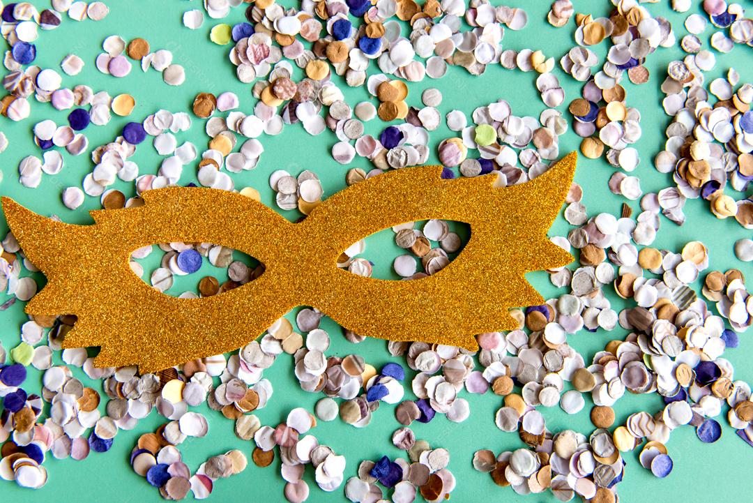 Mascara de Dourada e Confetes sobre fundo Amarelo carnaval brasileiro
