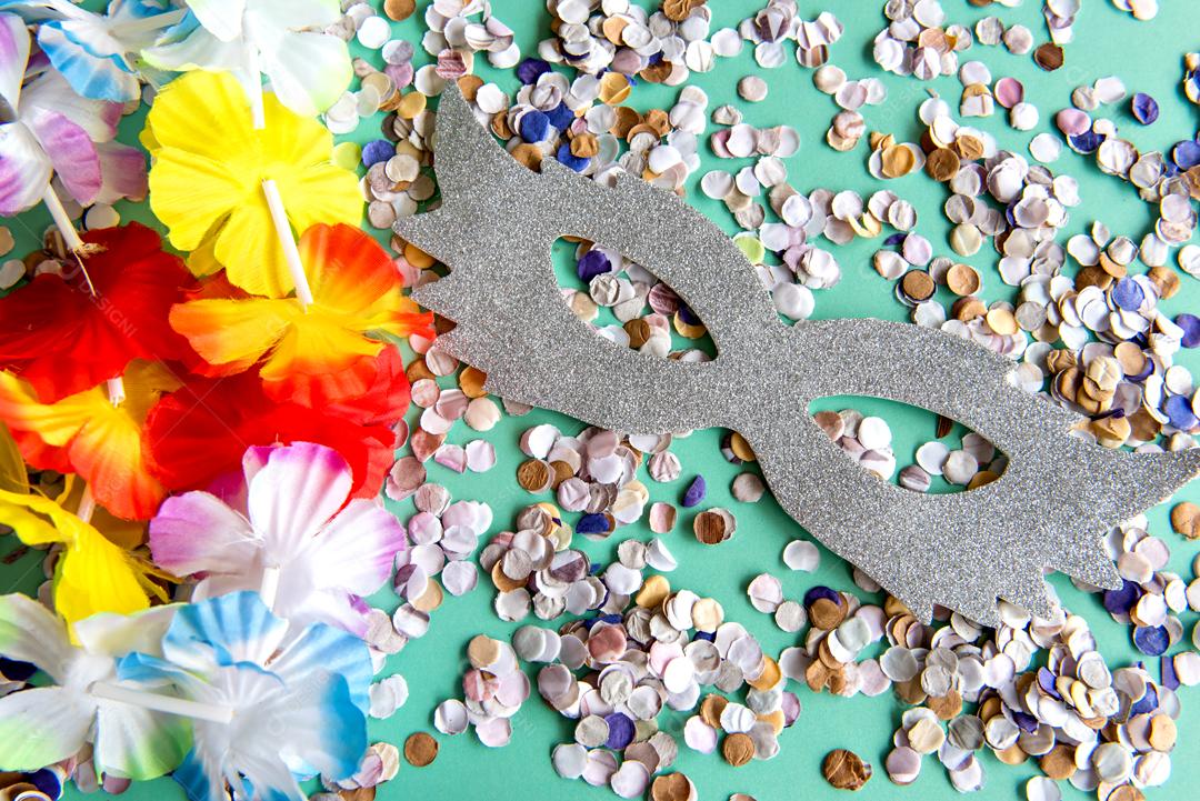 Mascara de Prata e Confetes sobre fundo Amarelo carnaval brasileiro