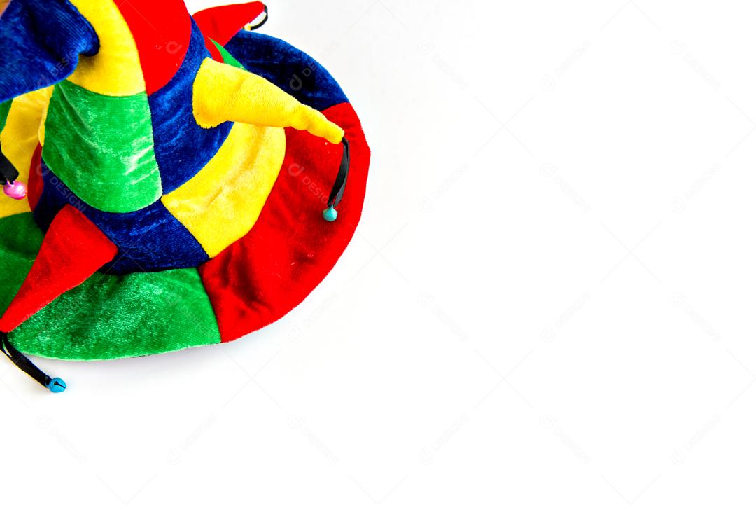 Chapéu Colorido Com Sinos sobre fundo Branco carnaval brasileiro