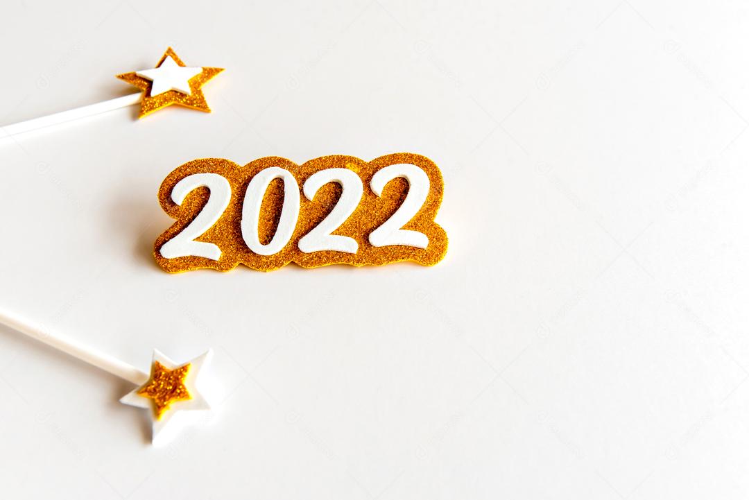 Fundo branco com papel EVA ano 2022 dourado e algumas estrelas feliz ano novo